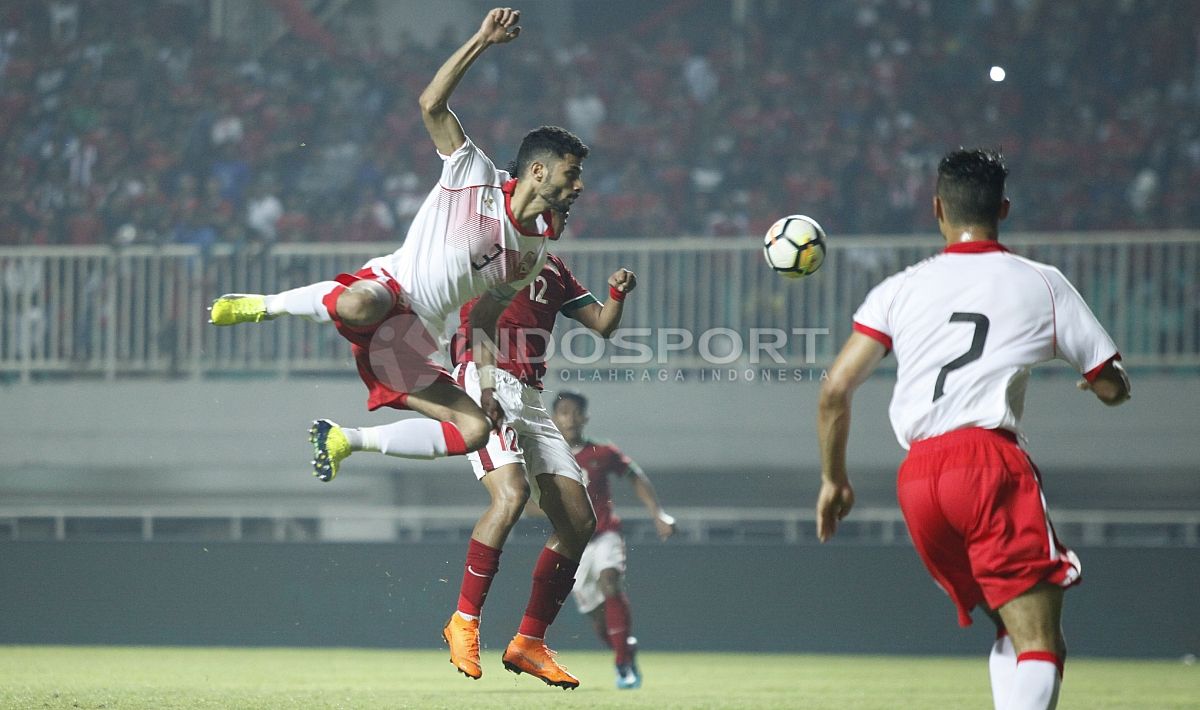 Aksi pemain Bahrain saat melawan Timnas Indonesia. Copyright: © Herry Ibrahim/INDOSPORT