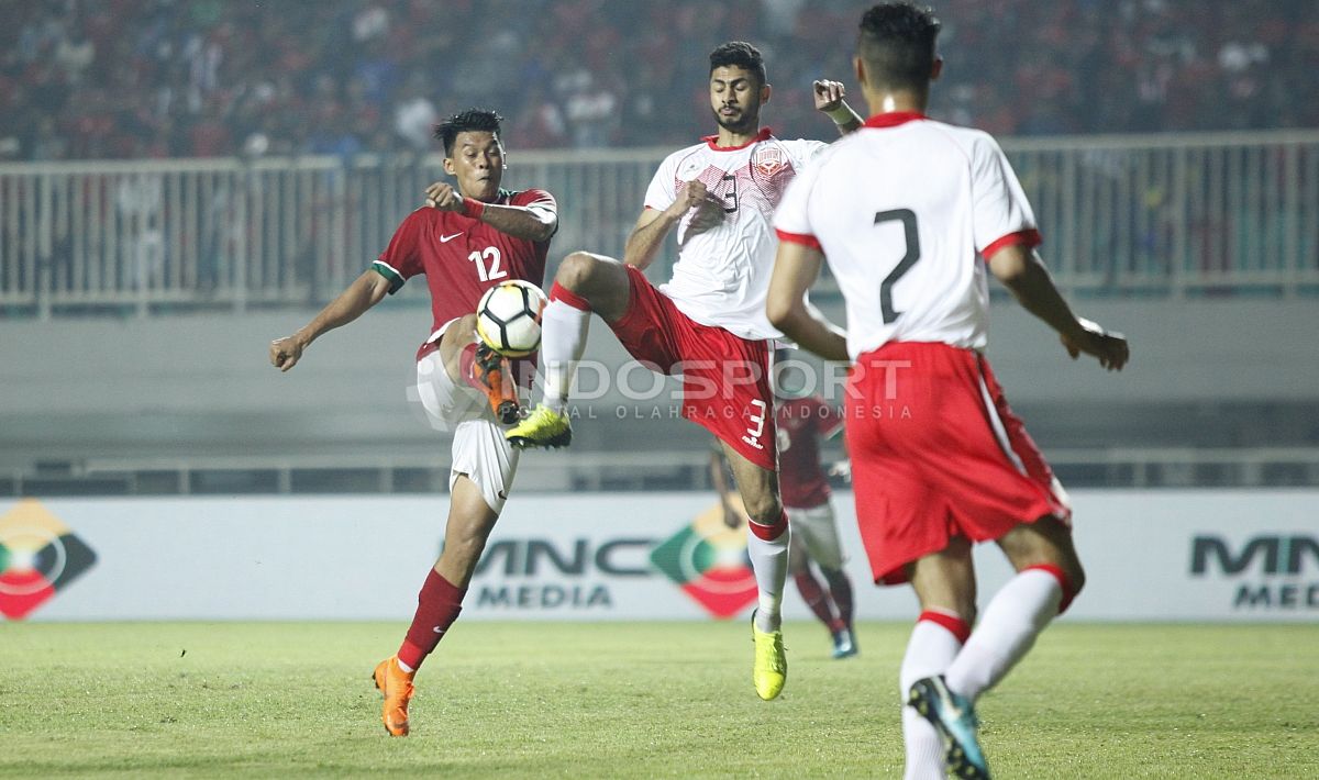 Lerby Eliandri tampak berebut bola dengan pemain Bahrain. Copyright: © Herry Ibrahim/INDOSPORT