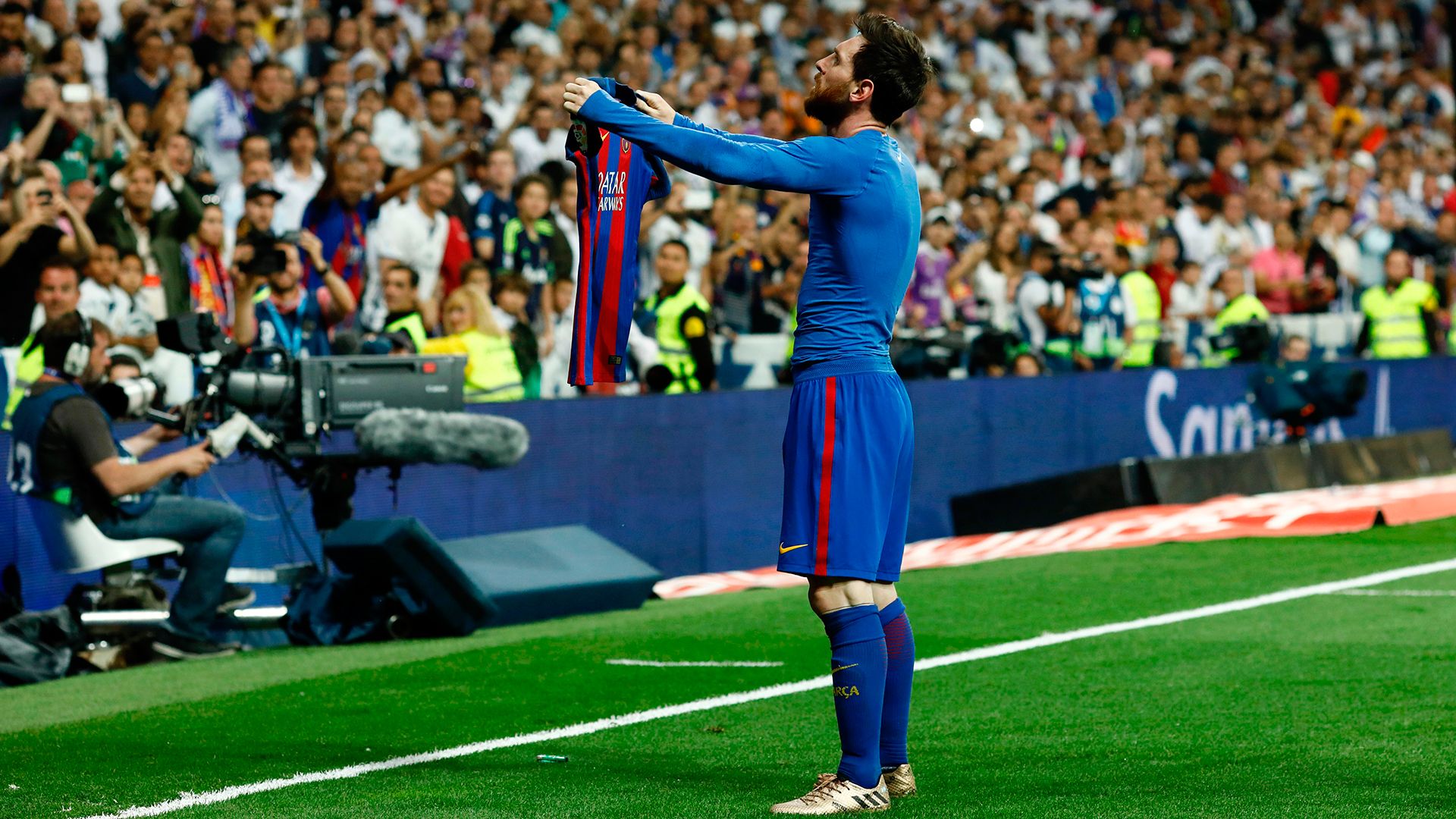 Lionel Messi saat berselebrasi di depan pendukung Real Madrid. Copyright: © Getty Images