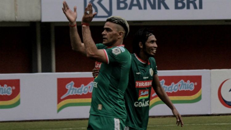 Cristian Gonzales saat mencetak gol perdananya untuk PSS Sleman. Copyright: © pss-sleman.co.id