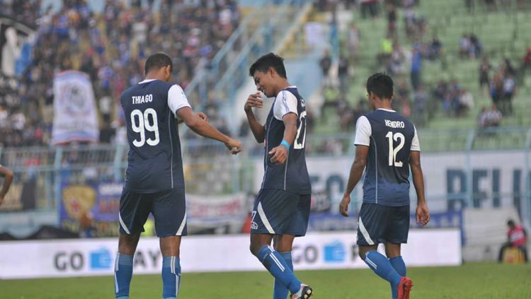 Selebrasi para pemain Arema FC usai cetak gol. Copyright: © instagram.com/aremafcofficial/