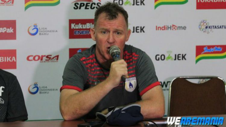 Pelatih Persipura, Peter Butler, dalam konferensi pers turnamen Jakajaya 2018. Copyright: Â© Fitra Herdian/INDOSPORT