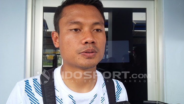 Gelandang Persib Bandung, Dedi Kusnandar, memberikan dukungan dan motivasi kepada Beckham Putra Nugraha dan Erlangga Setyo di Timnas Indonesia U-19. Copyright: © INDOSPORT/Arif Rahman