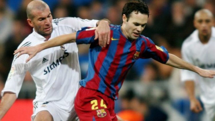 Duel Zinedine Zidane dan Andres Iniesta. Copyright: © Getty Images