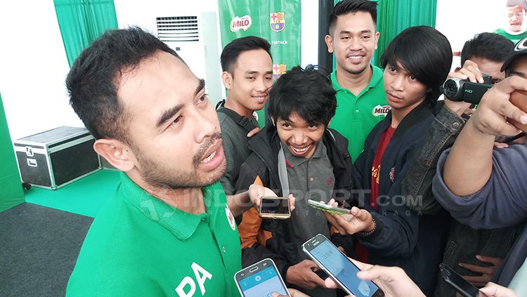 Ponaryo Astaman saat memberikan komentar kepada awak media. Copyright: © Wira Wahyu Utama/INDOSPORT