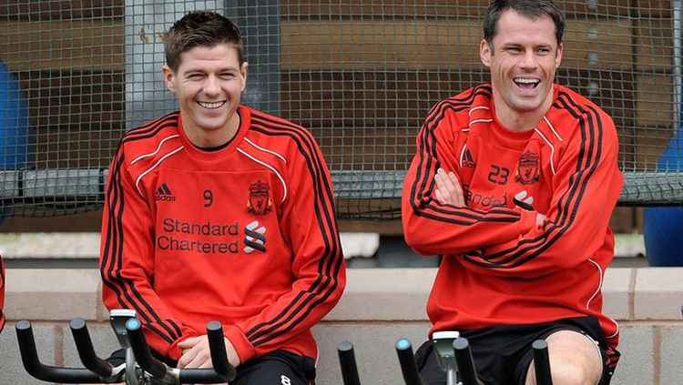 Terdapat tradisi ujian untuk pemain baru dari Jamie Carragher dan Steven Gerrard saat di Liverpool. Copyright: © INDOSPORT