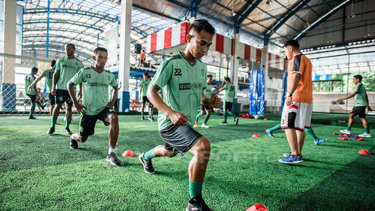 Pemanasan tim Persebaya Surabaya. Copyright: © Fitra Herdian/INDOSPORT