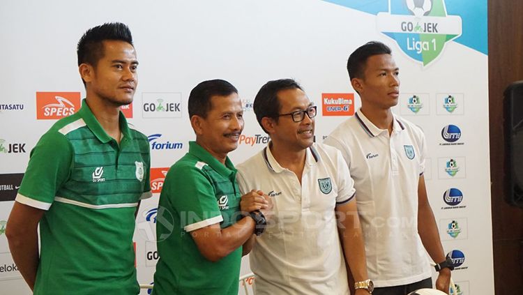 Pelatih persela dan PSMS Medan berjabat tangan di sesi konferensi pers.. Copyright: © Fitra Herdian/INDOSPORT