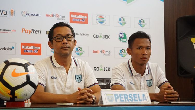 Aji santoso dan Eky Taufik di konferensi pers pertandingan Persela vs PSMS Medan. Copyright: © Fitra Herdian/INDOSPORT