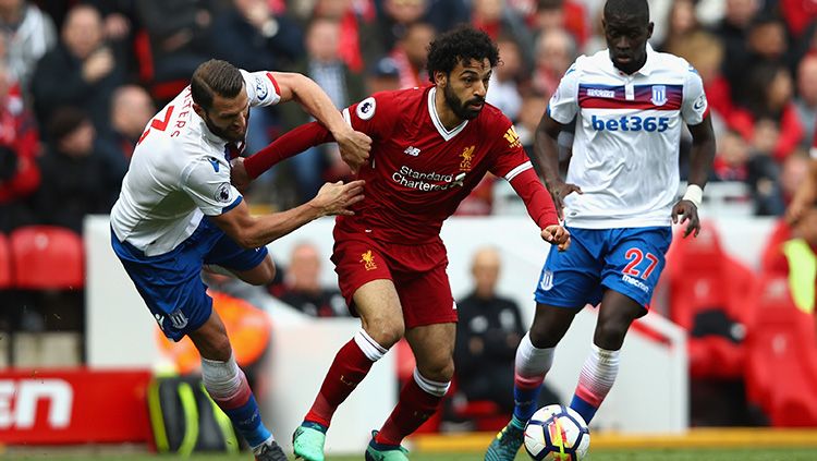 Dua pemain Stoke City kawal ketat Mohamed Salah. Copyright: © Getty Images