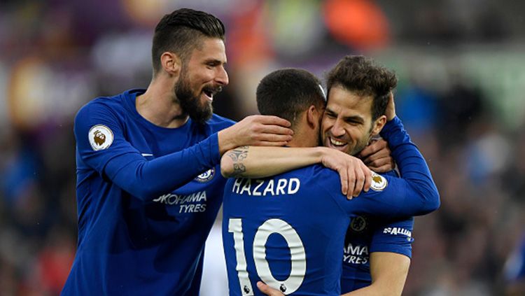 Olivier Giroud bersama Hazard merayakan gol yang dicetak oleh Cesc Fabregas ke gawang Swansea. Copyright: © Getty Image