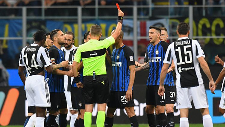 Pemain Inter Milan. Metias Vecino diganjar kartu merah saat laga melawan Juventus. Copyright: © Getty Image