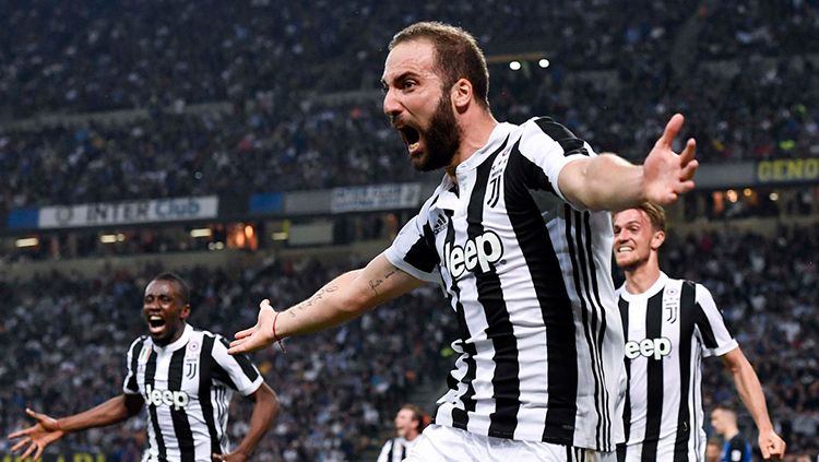 Gonzalo Higuain mendapat suntikan moril dari fans Juventus yang memintanya untuk bertahan di Turin Copyright: © Getty Image