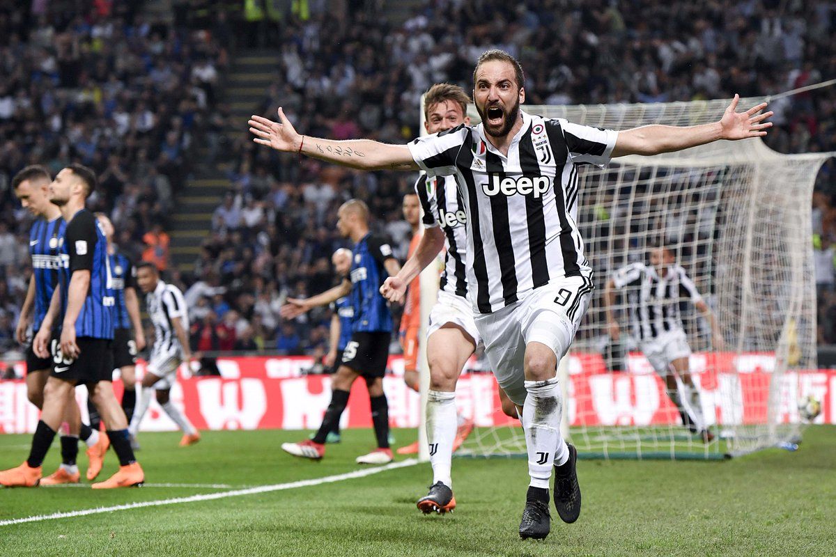 Gonzalo Higuain berselebrasi usai golnya dipastikan menjadi penentu kemenangan Juventus atas Inter MIlan. Copyright: © Getty Image