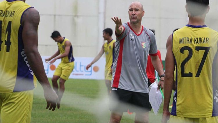 Nelsom Alom menutup pergerakan dua pemain Mitra Kukar. Copyright: Â© Media Persebaya