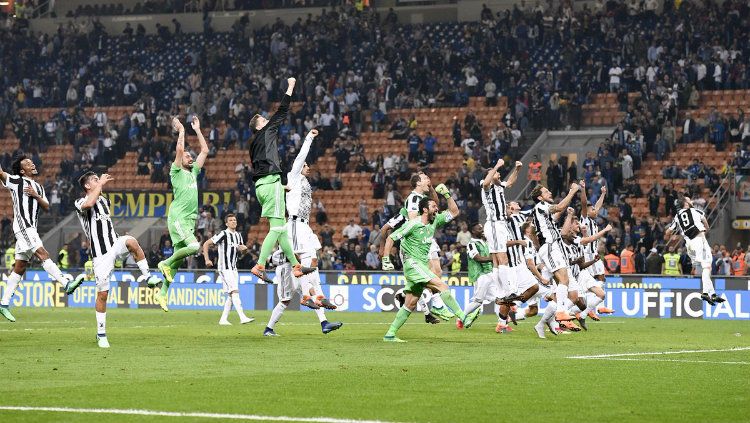 Para pemain Juventus merayakan kemenangan. Copyright: © Getty Image