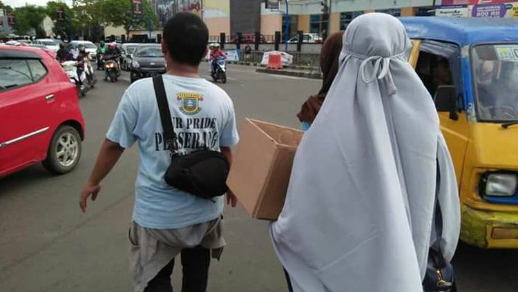 Aki sosial Bala Singandaru peduli banjir Cilegon. Copyright: © Daeng Djago
