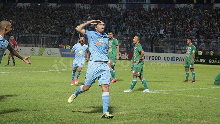 Aksi selebrasi Wallace Costa usai cetak gol ke gawang PSMS Medan. Copyright: Â© Fitra Herdian/INDOSPORT