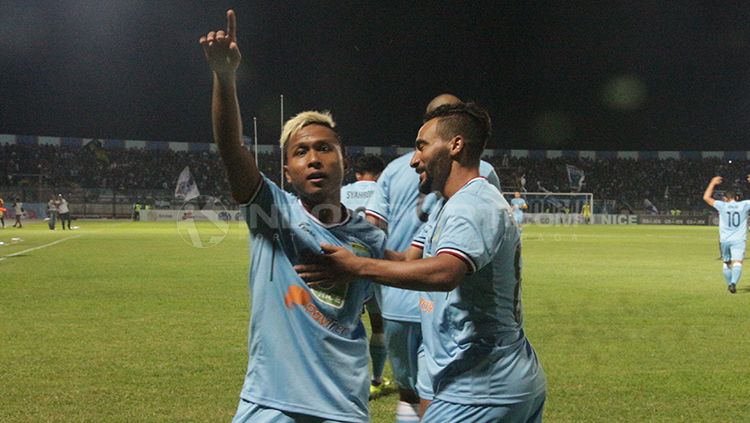 Mohammad Fahmi Al-Ayyubi (kiri) merayakan gol bersama rekan satu timnya saat masih memperkuat Persela Lamongan. Copyright: © Fitra Herdian/INDOSPORT