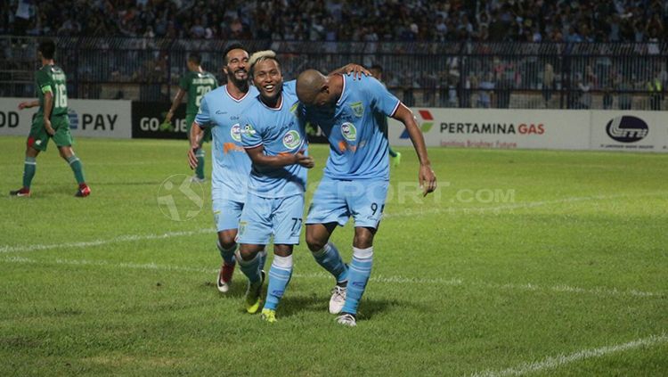 Loris Arnaud saat menendang bola ke arah gawang PSMS Medan. Copyright: Â© Fitra Herdian/INDOSPORT