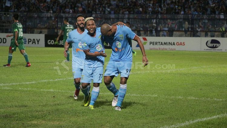 Mohammad Fahmi Al-Ayyubi dan Loris Arnaud merayakan gol. Copyright: © Fitra Herdian/INDOSPORT
