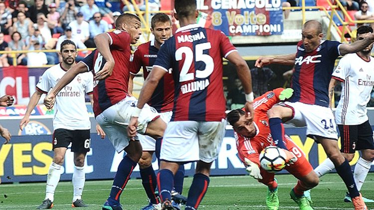 Hakan Calhanoglu berselebrasi usai mencetak gol pembuka untuk AC Milan saat melawan Bologna. Copyright: Â© INDOSPORT