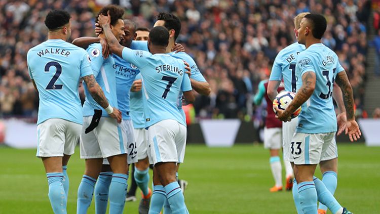 Para pemain Man City merayakan gol yang dicetak oleh Leroy Sane. Copyright: © Getty Image
