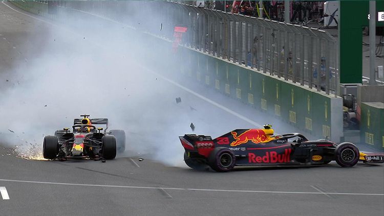 Verstappen dan Daniel Ricciardo mengalami kecelakaan dalam seri Formula 1 yang digelar di Sirkuit Baku, Azerbaijan. Copyright: © f1/Twitter