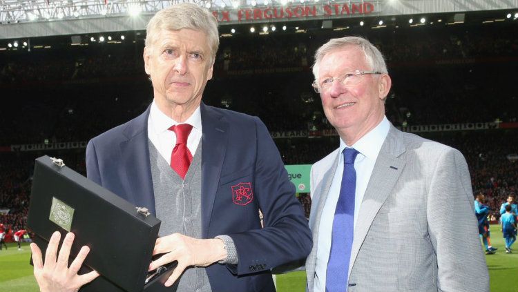 Arsene Wenger dan Sir Alex Ferguson memang dikenal sebagai manager terlama yang pernah menangani sebuah tim ternamadi Liga Inggris. Copyright: © twitter/ManUnited