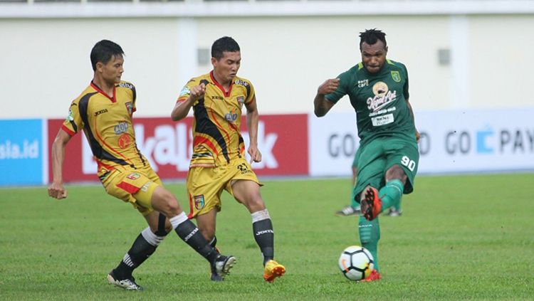 Nelsom Alom menutup pergerakan dua pemain Mitra Kukar. Copyright: © Media Persebaya