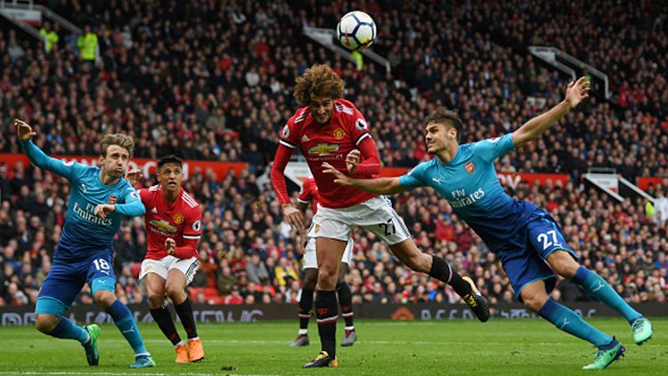 Bola hasil sundulan Fellaini yang sukses menembus gawang Arsenal sekaligus menghadiahkan Man United kemenangan. Copyright: © Getty Image