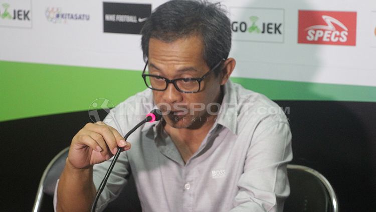 Loris Arnaud saat menendang bola ke arah gawang PSMS Medan. Copyright: Â© Fitra Herdian/INDOSPORT