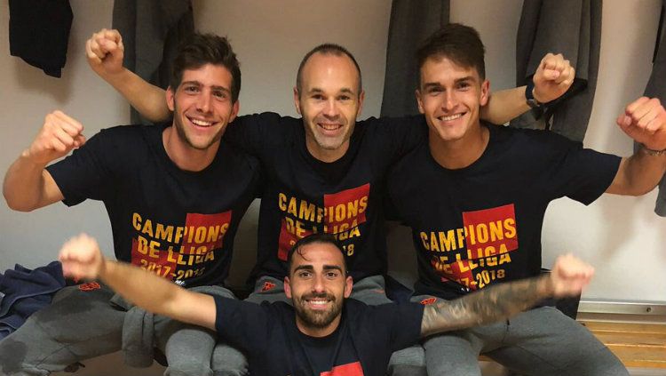 Para pemain Barcelona menggunakan kaos perayaan gelar La Liga Spanyol 2017/18 Copyright: © twitter/Barcelona