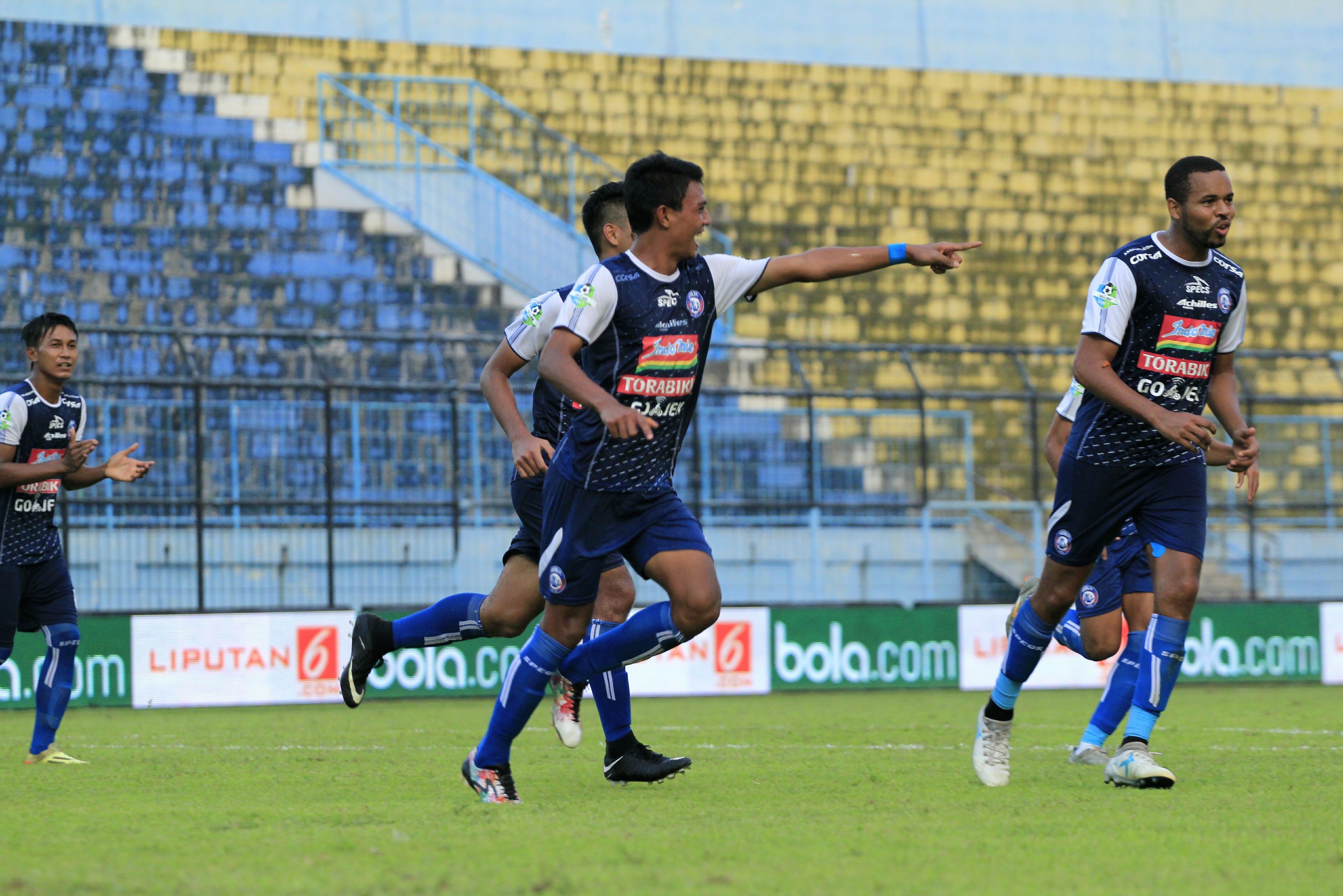 Selebrasi gol Dedik Setiawan. Copyright: © Ian Setiawan/INDOSPORT