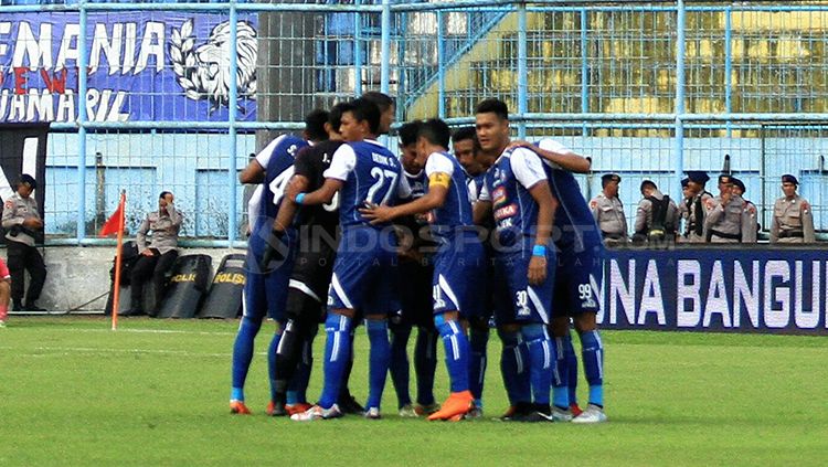 Skuat Arema FC sedang berkumpul di atas lapangan hijau. Copyright: © Ian Setiawan/INDOSPORT