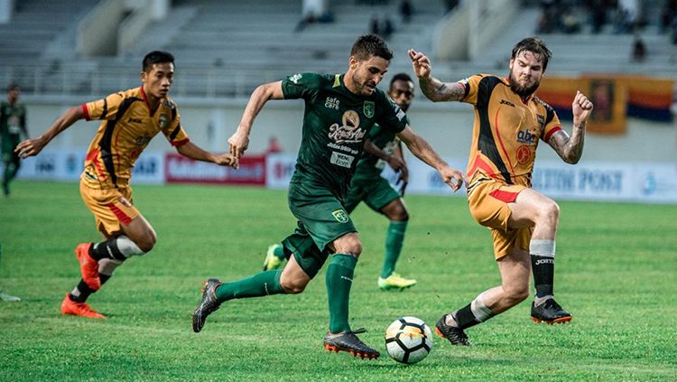 Pemain Persebaya Surabaya dikawal ketat pemain Mitra Kukar. Copyright: © Media Persebaya