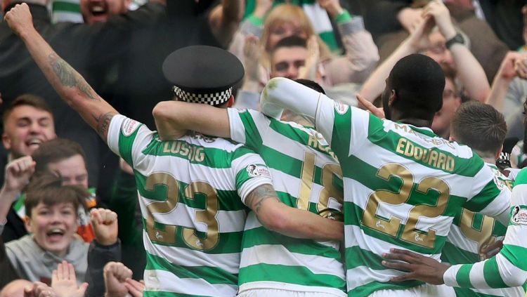 Mikael Lustig memakai topi polisi Copyright: Â© Internet