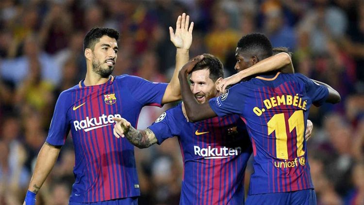 Barcelona bisa saja membuang tandem Lionel Messi, Ousmane Dembele (kanan), jika klub mendatangkan striker AC Milan, Rafael Leao. Copyright: © Talk Chelsea