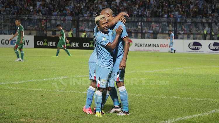 Mohammad Fahmi Al-Ayyubi dan Loris Arnaud merayakan gol. Copyright: © Fitra Herdian/INDOSPORT