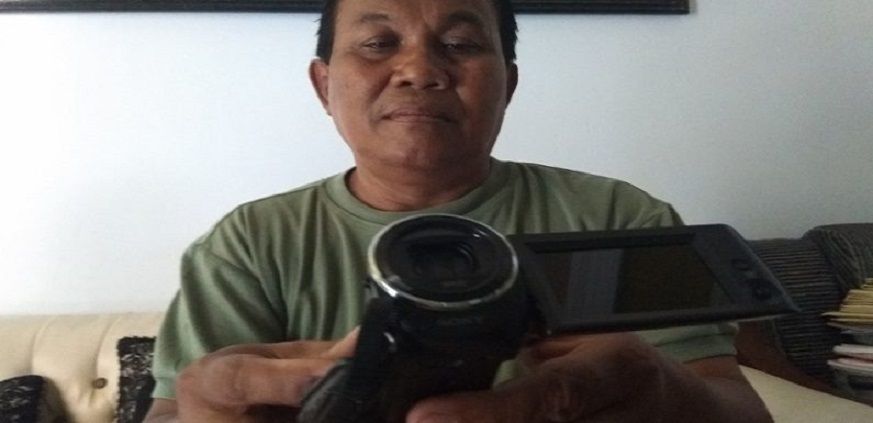 Sarman menunjukkan kameranya. Copyright: © Radio Rembang