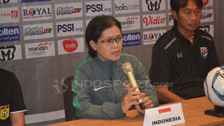 Ketua Asosiasi Sepakbola Wanita, Papat Yunisal dalam jumpa pers. Copyright: © Muhammad Effendi/INDOSPORT