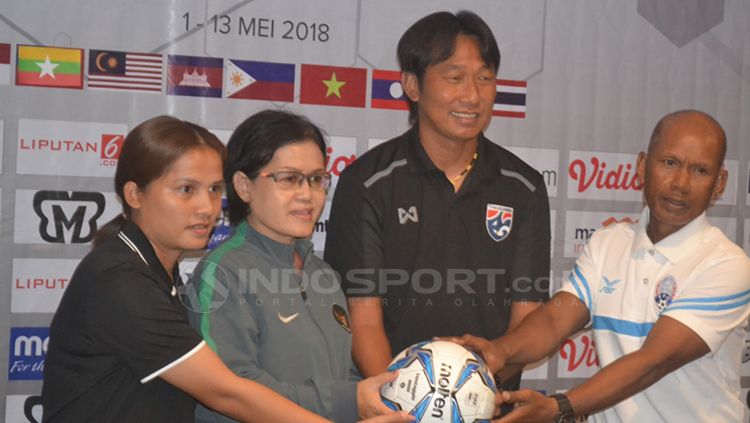 Ketua Asosiasi Sepakbola Wanita, Papat Yunisal dan perwakilan dari tim Thailand. Copyright: © Muhammad Effendi/INDOSPORT