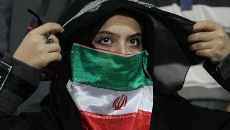 Wanita Iran menyamar untuk menyaksikan pertandingan sepakbola Copyright: © cnn