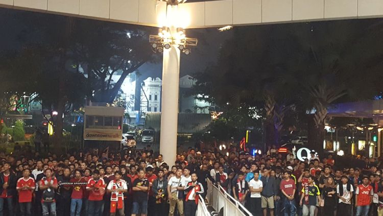 United Indonesia Chapter Tangerang dan Arsenal Indonesia Suporter Tangerang nonton bareng MNC di Summarecon Mal Serpong, Tangerang, Minggu (29/04/2018). Copyright: © MNC