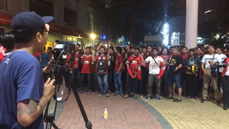United Indonesia Chapter Tangerang dan Arsenal Indonesia Suporter Tangerang nonton bareng MNC di Summarecon Mal Serpong, Tangerang, Minggu (29/04/2018). Copyright: © MNC