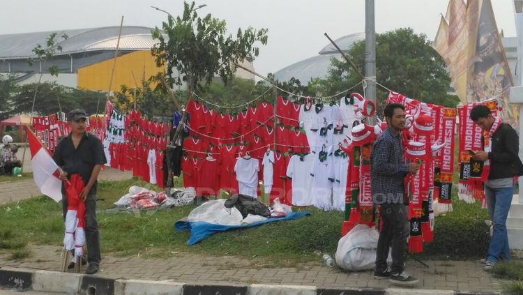 Jualan jersey Timnas di sekitar Stadion Pakansari. Copyright: Â© Petrus Manus Da'Yerimon/INDOSPORT