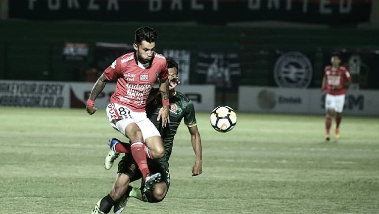 Stefano Lilipaly berusaha keluar dari serangan pemain PS TIRA. Copyright: © Bali United
