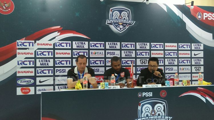 Timnas Bahrain dalam jumpa pers. Copyright: © Petrus Manus Da'Yerimon/INDOSPORT