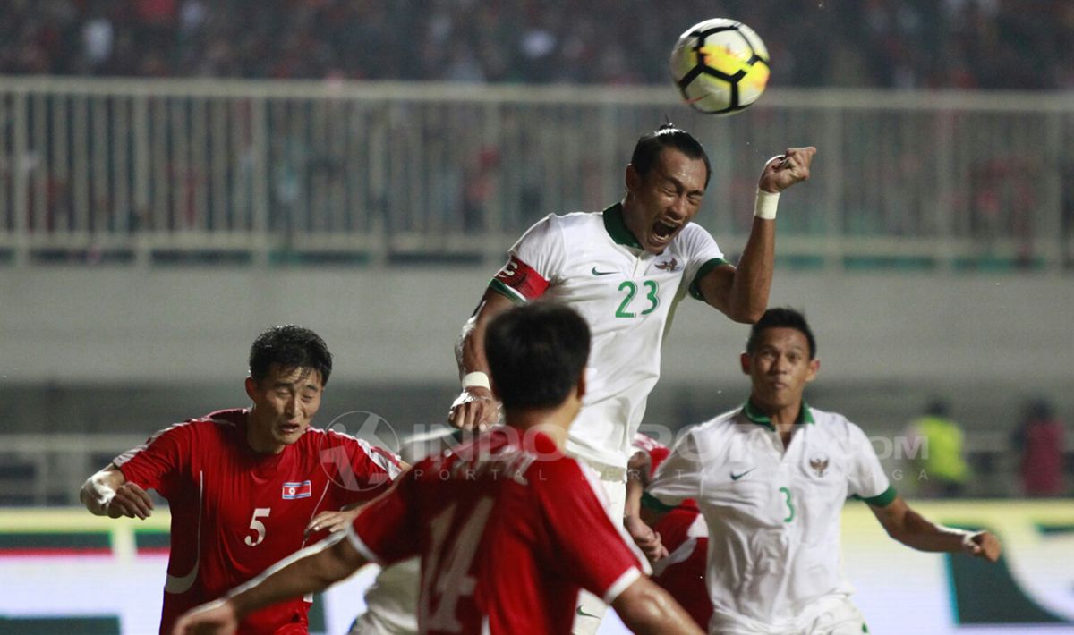 Kapten Timnas Indonesia berhasil menyundul bola dari duel udara. Herry Ibrahim Copyright: © Herry Ibrahim/INDOSPORT