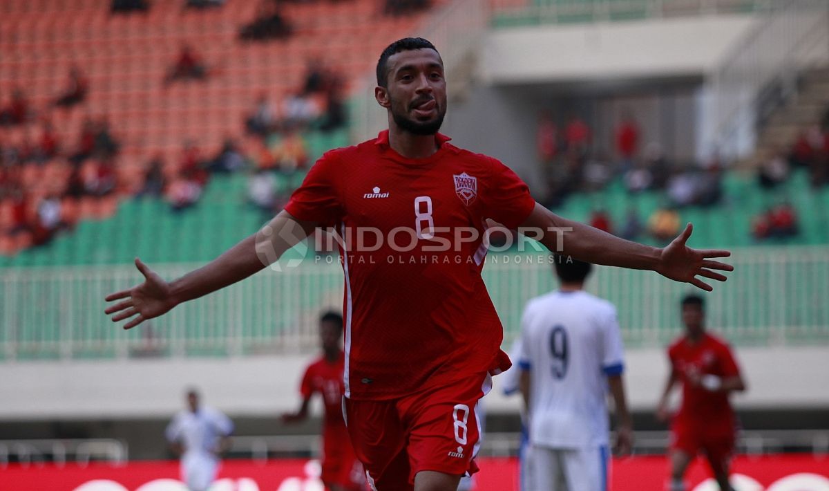 Pemain Bahrain, Mohamed Marhoon melakukan selebrasi usai mencetak gol ketiga ke gawang Uzbekistan. Herry Ibrahim Copyright: © Herry Ibrahim/INDOSPORT